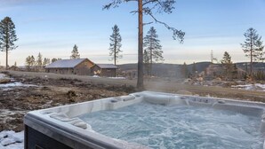 Outdoor spa tub - Luxury Trysil Chalet: Hot Tub & Sauna (Trysil)