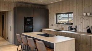 Coffee/tea maker, fridge, microwave, oven - Luxury Trysil Chalet: Hot Tub & Sauna (Trysil)