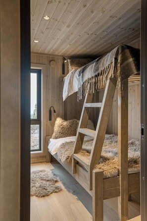 6 bedrooms, desk, iron/ironing board, WiFi