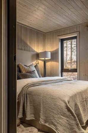 Desk, iron/ironing board, WiFi, bed sheets