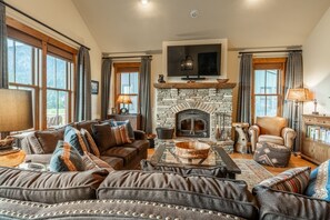 Smart TV, fireplace - Townhome with Loft, Fireplace and Community Hot Tub! (Mammoth Lakes)