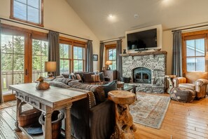 Smart TV, fireplace - Townhome with Loft, Fireplace and Community Hot Tub! (Mammoth Lakes)
