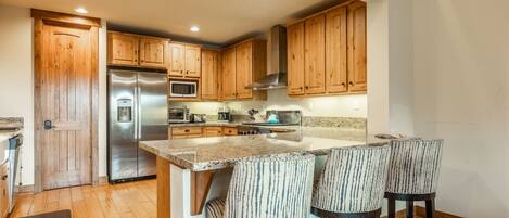 Geladeira, micro-ondas, fogão, cooktop