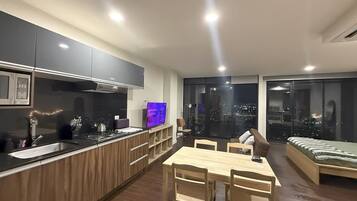 電子レンジ、コンロ、トースター、調理器具と食器