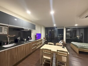 電子レンジ、コンロ、トースター、調理器具と食器