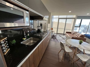 Refrigerador, microondas, parrilla de estufa y lavavajillas