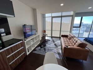 TV - Loft Icon Strip view/Balcony & Pool, Couples 1006 (Tijuana)
