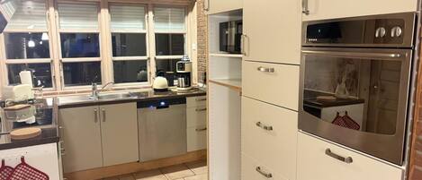 Frigorífico, microondas, horno y lavavajillas