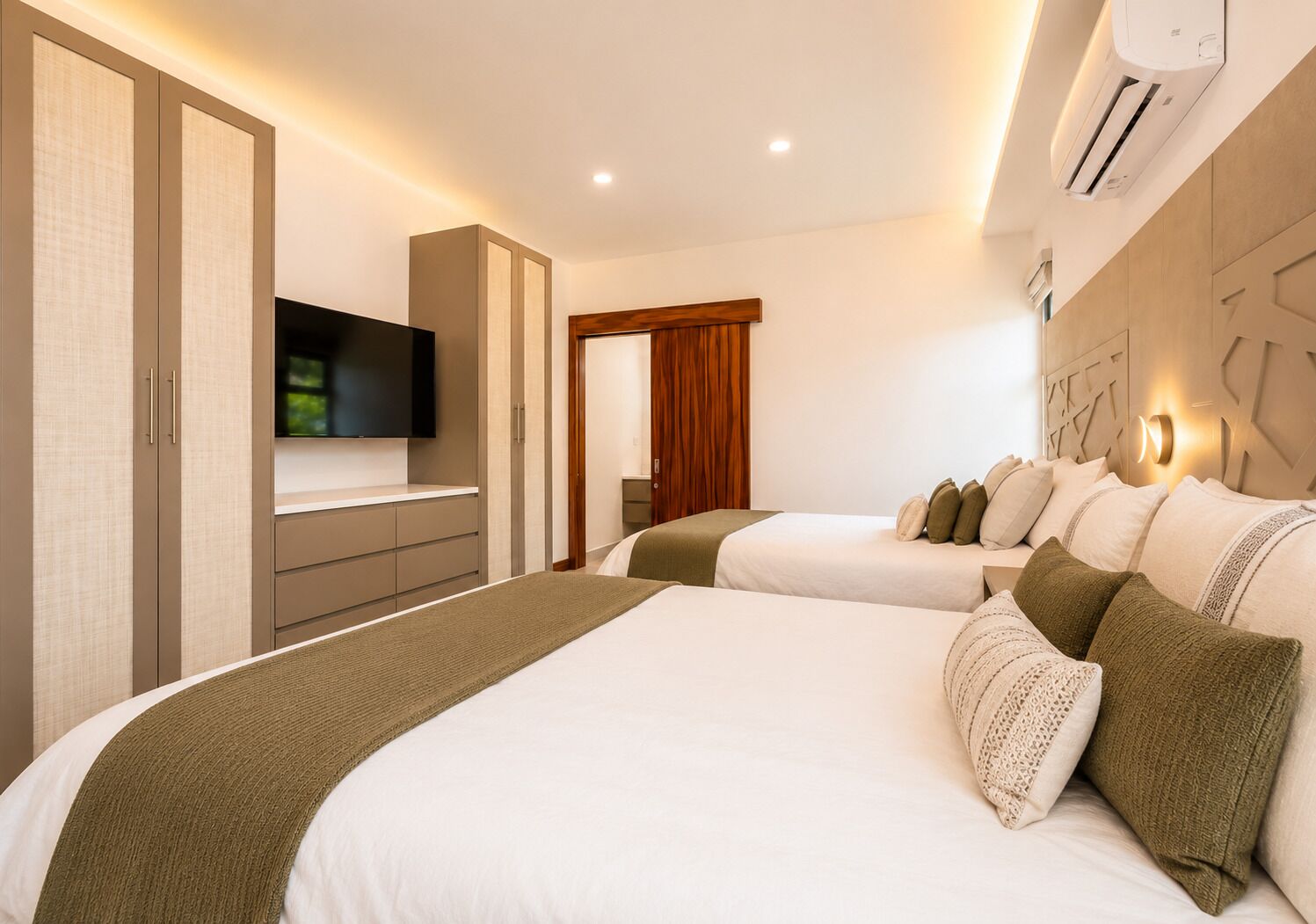 4 bedrooms, iron/ironing board, WiFi (free), bed sheets
