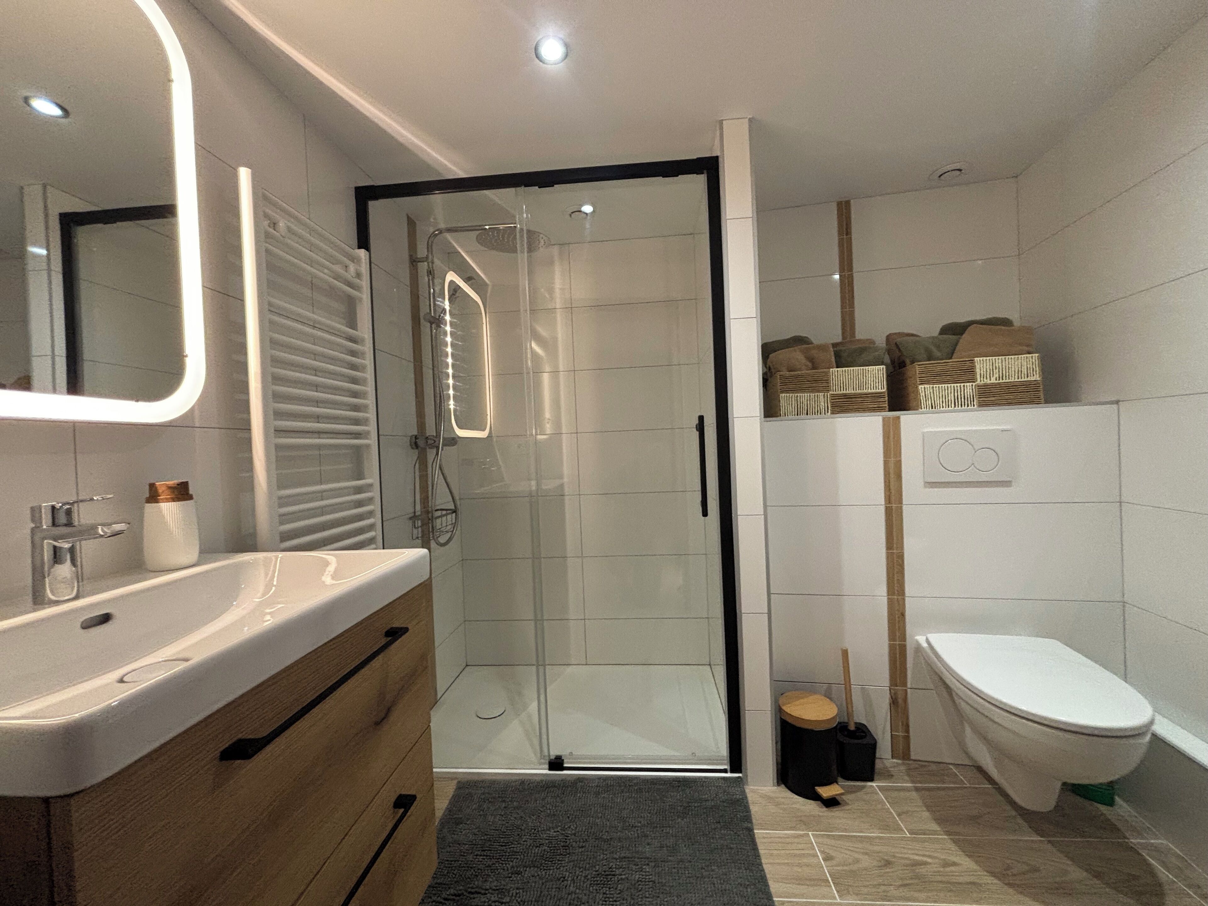 Hiustenkuivaaja, pyyhkeet, vessapaperi