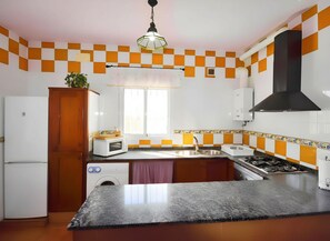 Comfort Chalet, Patio, Garden View | Private kitchen