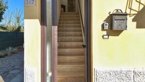 Una escalera que lleva a una puerta con una placa con el número 347.