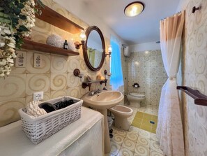 Dusche, kostenlose Toilettenartikel, Haartrockner, Bidet