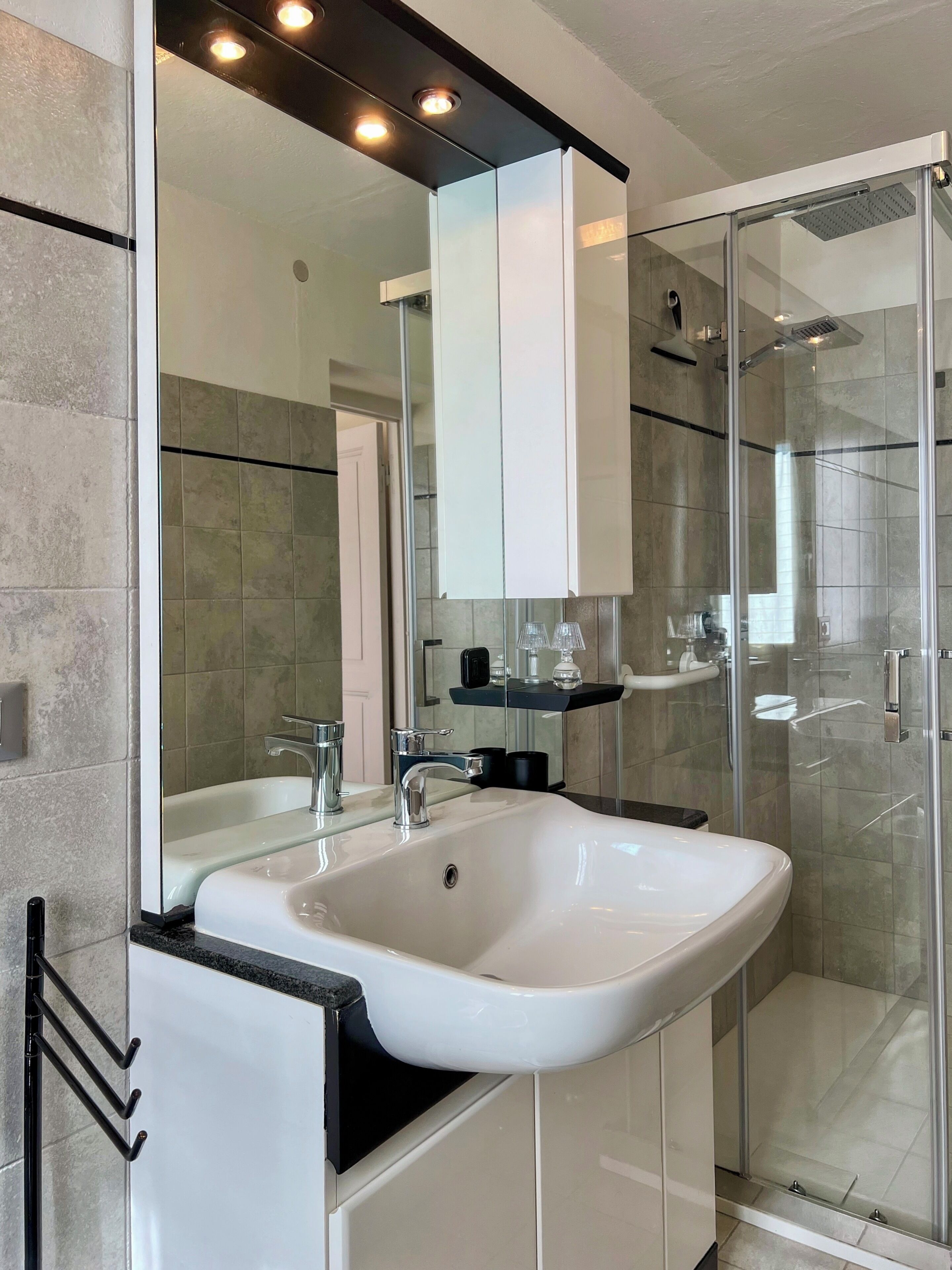 Shower, free toiletries, hair dryer, bidet