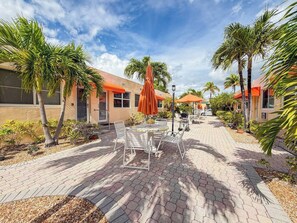 Exterior - Exclusive Studio Steps to the Beach With Pool (Hollywood)