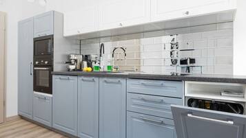 Kühlschrank, Mikrowelle, Ofen, Herdplatte