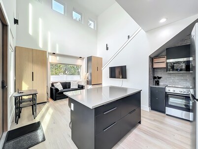 Modern Oviedo Loft. 10 min to UCF with Workspace