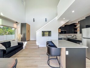 Microondas, horno, parrilla de estufa y lavavajillas