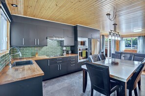 Réfrigérateur, four à micro-ondes, un four, surface de cuisson
