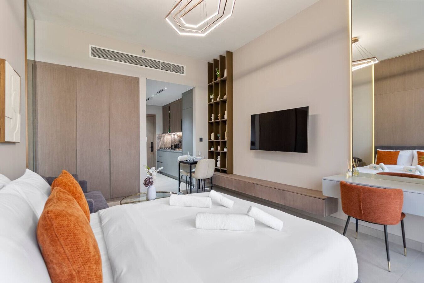 Skrivebord, strykejern/-brett, reiseseng for barn og wi-fi