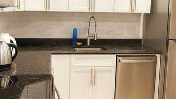 Køleskab, mikrobølgeovn, ovn, kogeplade