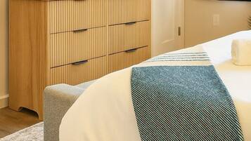 Strygejern/strygebræt, internetforbindelse, sengetøj