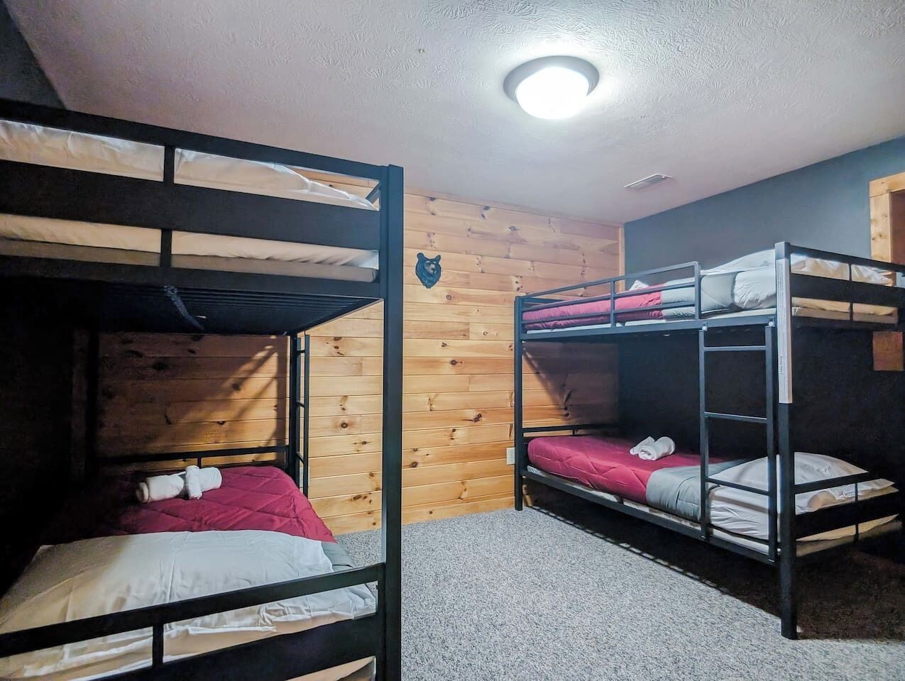 4 bedrooms, iron/ironing board, WiFi, bed sheets