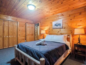 4 bedrooms, iron/ironing board, WiFi, bed sheets - Family Game Nights | Hot Tub + BBQ Grill | King (Logan)