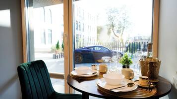 Svaja ApartHotel 1 | Iron/ironing board, free wired internet