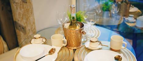 Svaja ApartHotel 9 | Iron/ironing board, free wired internet