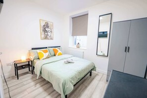 1 slaapkamer, een strijkplank/strijkijzer, wifi, beddengoed