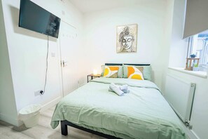 1 bedroom, iron/ironing board, WiFi, bed sheets - Snug Studio with Fast WiFi (Cardiff)