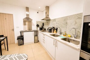 Coffee/tea maker, fridge, microwave, oven - Snug Studio with Fast WiFi (Cardiff)