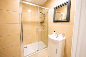 Shower, hair dryer, towels, shampoo - Snug Studio with Fast WiFi (Cardiff)