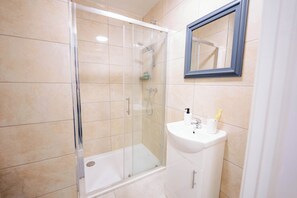 Shower, hair dryer, towels - Snug Studio with Fast WiFi (Cardiff)