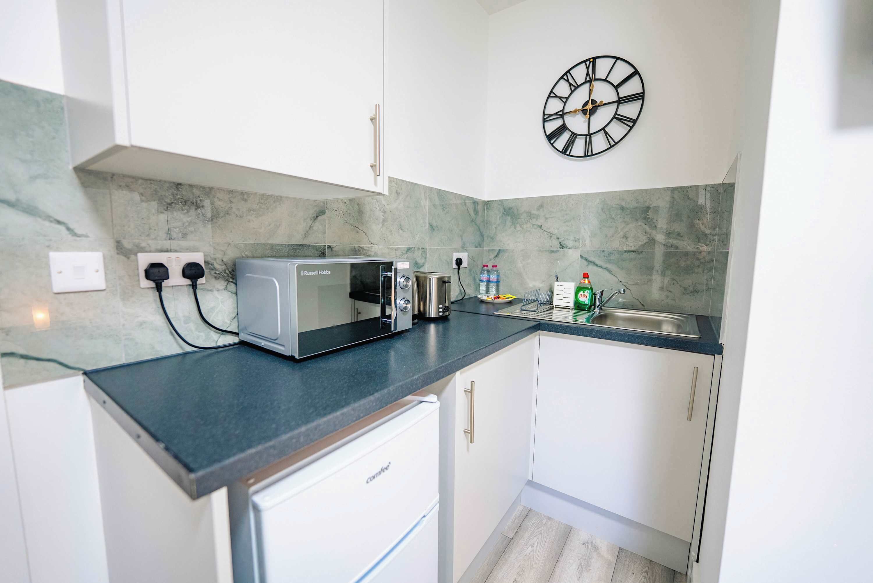 Refrigerador, microondas, horno y parrilla de estufa 