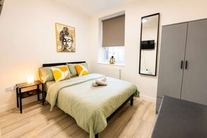 1 bedroom, iron/ironing board, WiFi, bed sheets - Snug Studio with Fast WiFi (Cardiff)