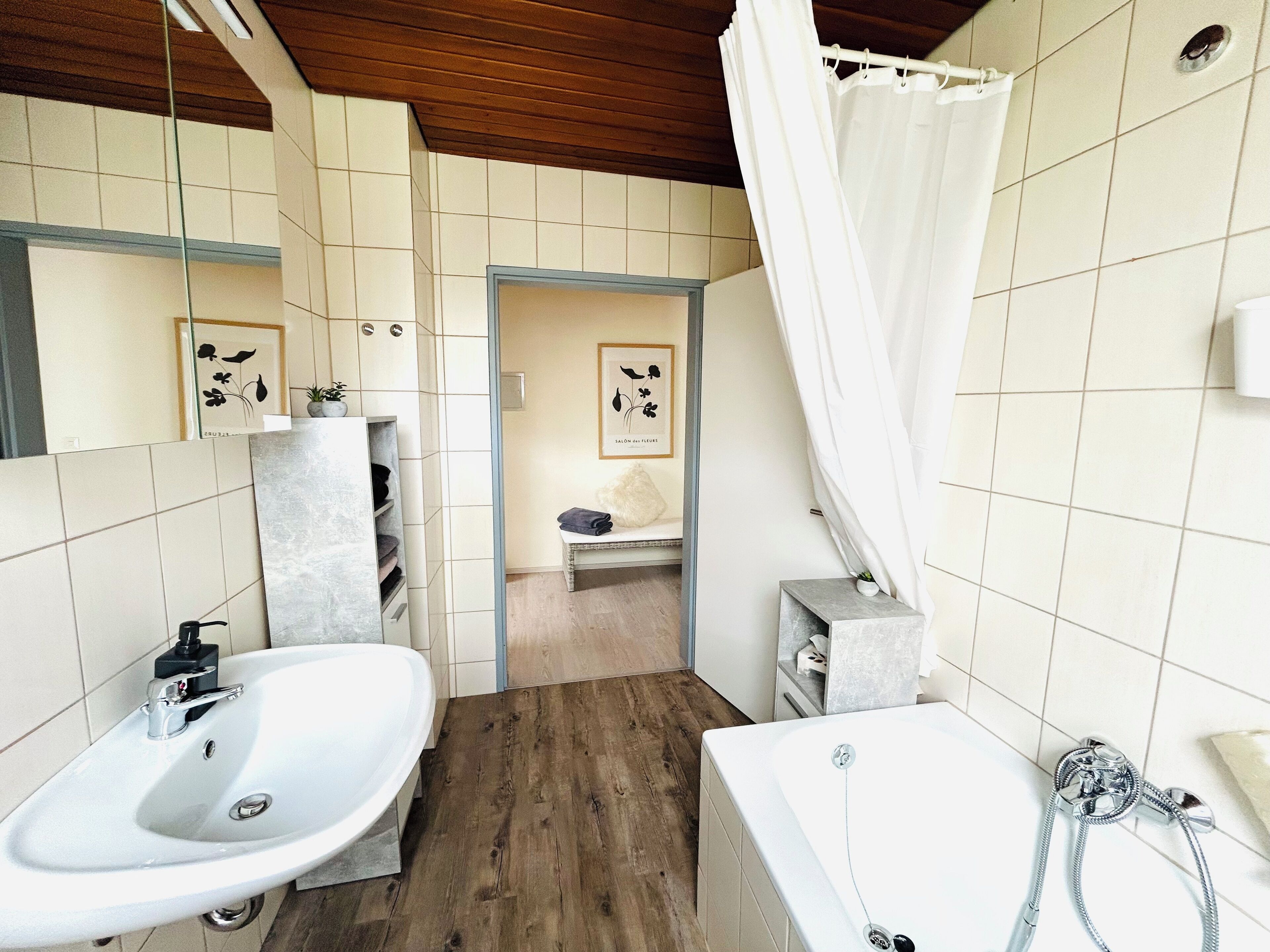 Haartrockner, Handtücher, Seife, Toilettenpapier