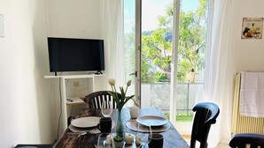 A dining table set with plates, glasses, and a vase with flowers. - Hechingen: AlbGlück 1 Apartment | 2 bedrooms | sleeps 1–5 | 5 km Castle (Hechingen)