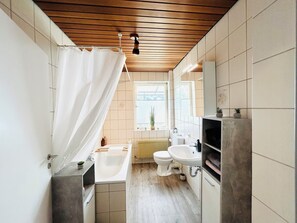 Haartrockner, Handtücher, Seife, Toilettenpapier