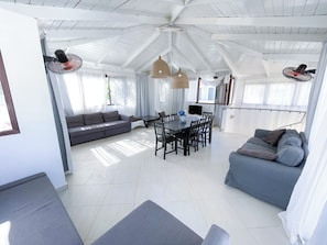 Vila Galeri, 2 kamar tidur, pemandangan kebun, tepi pantai | Area keluarga | Televisi layar datar 32-inci dengan saluran TV kabel