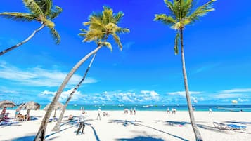 Am Strand, weißer Sandstrand, 4 Strandbars