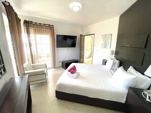 Luksuskattohuoneisto, näköala uima-altaalle, uima-altaan luona | Tallelokero huoneessa, ilmainen Wi-Fi, vuodevaatteet