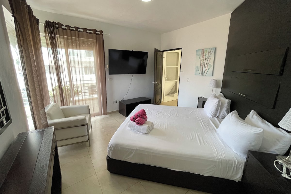 Luxury Penthouse, Pool View, Poolside | In-room safe, free WiFi, bed sheets