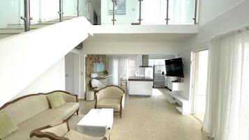 Luksuskattohuoneisto, näköala uima-altaalle, uima-altaan luona | Oleskelualue | 32–tuumainen taulutelevisio, jossa kaapelikanavat