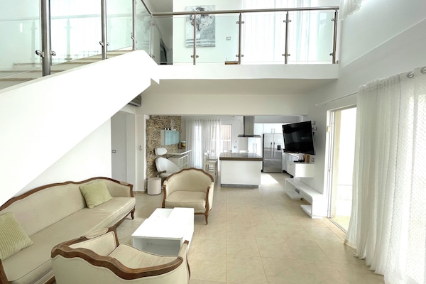 Luxury Penthouse, Pool View, Poolside | Ruang tamu | 32 inci televisyen skrin rata dengan kabel