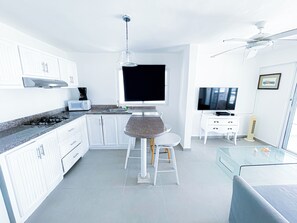 Departamento junior, 1 habitación, vista al océano, junto a la playa | Cocina privada | Refrigerador, parrilla de estufa y cafetera y tetera