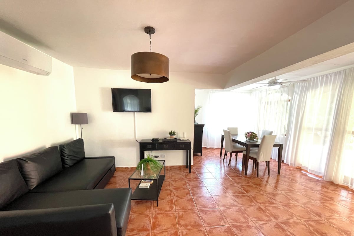 Villa familiar, 3 habitaciones, en el área del jardín | Área de sala de estar | Televisión de pantalla plana de 32 pulgadas con canales por cable