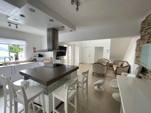 Luxury Çatı Katı Süiti (Penthouse), Havuz Manzaralı, Havuz Kenarı | Özel mutfak | Buzdolabı, set üstü ocak, kahve/çay makinesi