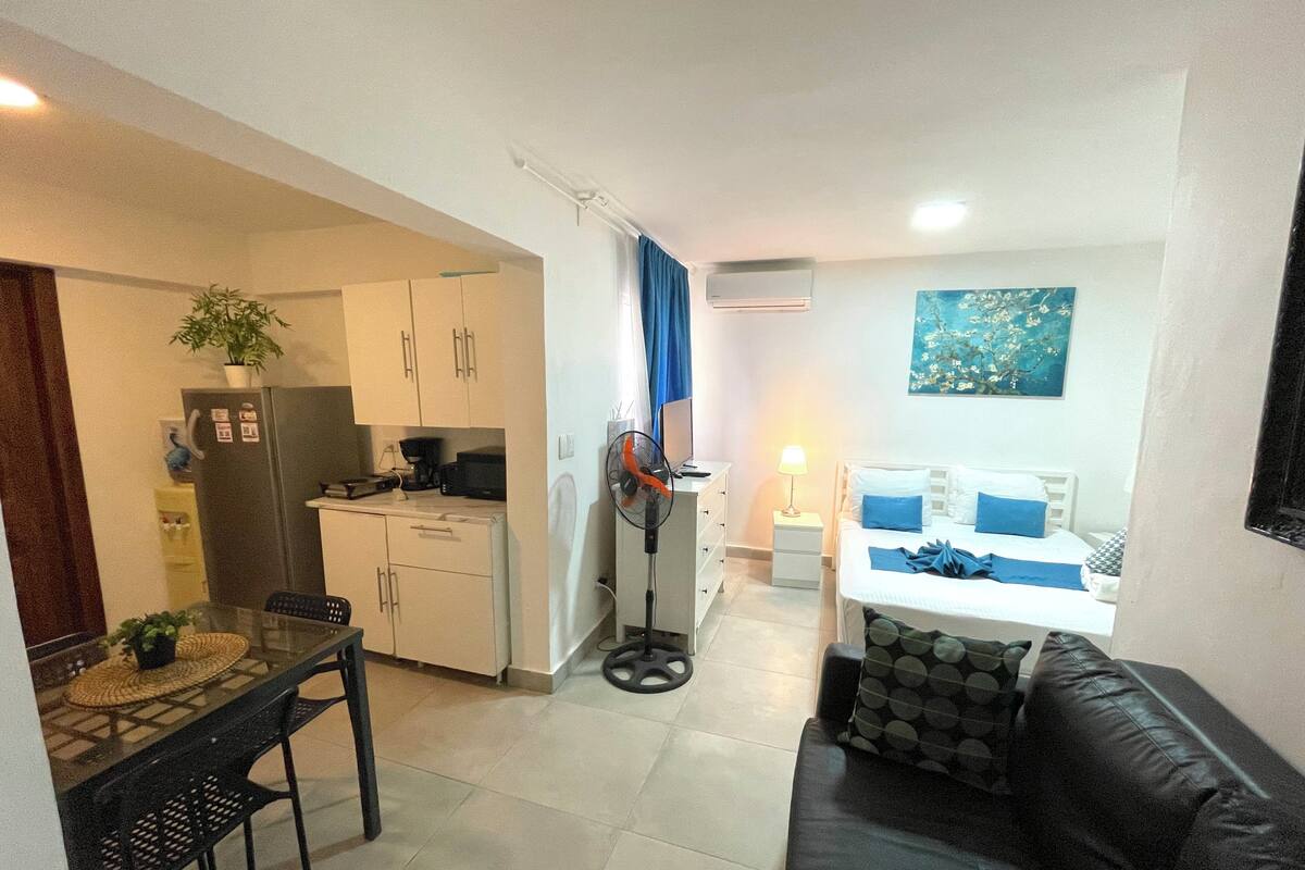 Economy Studio, Beachside | In-room dining